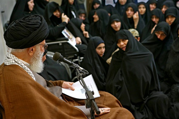دیدار جمعی از خانوادههای شهدای مدافع حرم دیدار جمعی از خانوادههای شهدای مدافع حرم