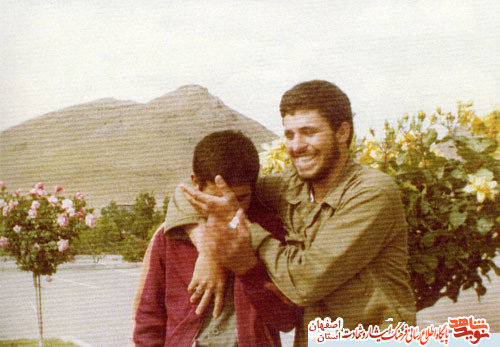 حاجیه خانم ایران حجتی  مادر شهید مهندس  حسین ناظم به فرزند شهیدش پیوست