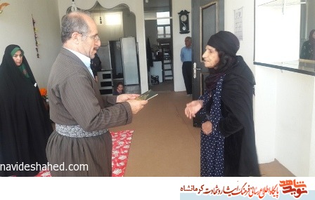 سرکشی از خانواده های شهدا شهرستان روانسر به مناسبت هفته دولت + تصویر