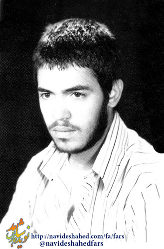 شهیدی که با وجود جراحت، مردانه در صحنه نبرد میجنگید شهیدی که با وجود جراحت، مردانه در صحنه نبرد میجنگید
