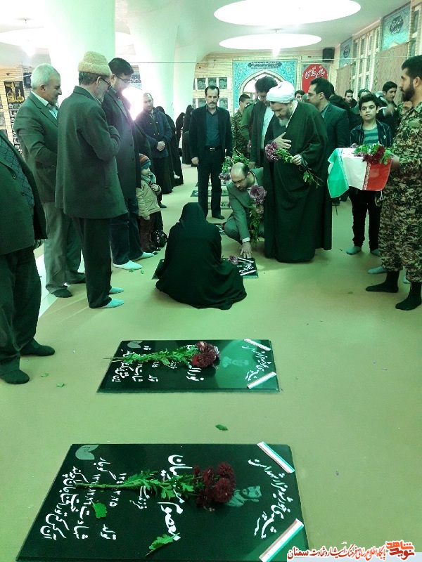 گلزار شهدای مهدیشهر در ششمین روز از دهه مبارک فجر گلباران شد گلزار شهدای مهدیشهر در ششمین روز از دهه مبارک فجر گلباران شد