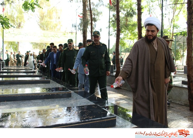 مراسم غبارروئی و عطر افشانی مزار شهدای شهرستان گیلانغرب برگزارشد+ تصاویر