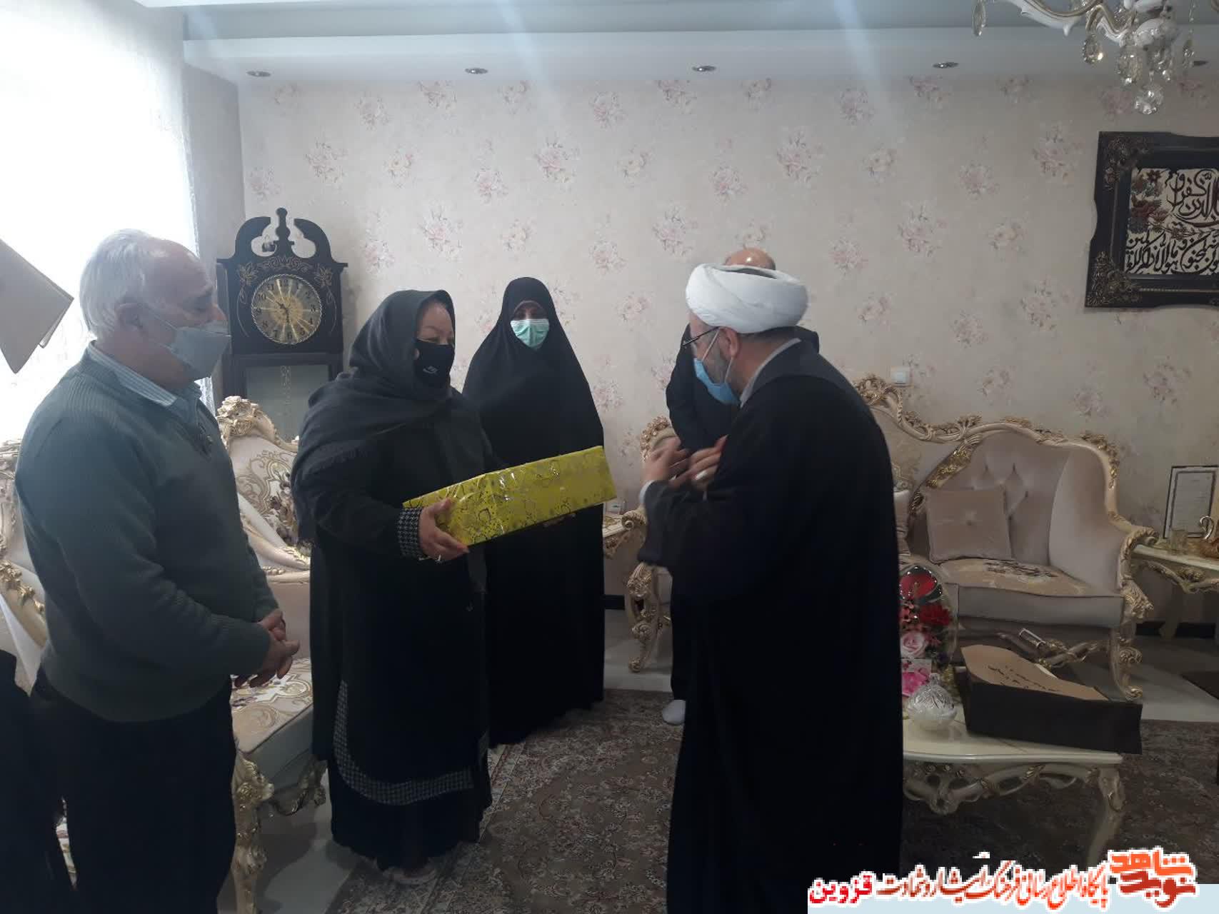 مسئولان در بیت شهید سلامت شریفخواه نهال غرس کردند مسئولان در بیت شهید سلامت شریفخواه نهال غرس کردند