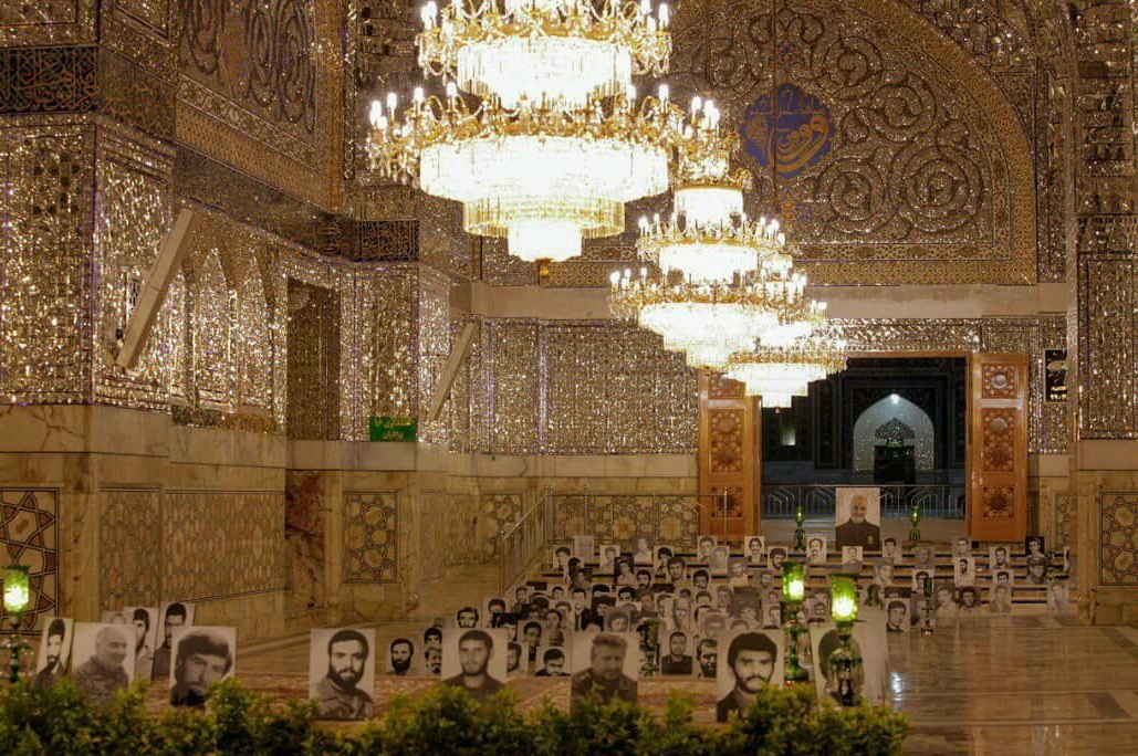تمثال شهدا زینت‌بخش مراسم مناجات‌خواني ماه مبارک در حرم رضوی