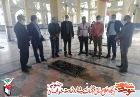 عطر افشانی و گلباران مزار مطهر شهدا عطر افشانی و گلباران مزار مطهر شهدا
