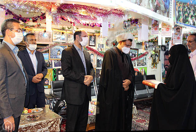 تجلیل سرپرست اداره کل بنیاد اصفهان از مادر شهید تجلیل سرپرست اداره کل بنیاد اصفهان از مادر شهید