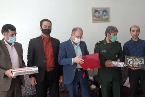 تجلیل از خانواده هنرمند بسیجی شهید تجلیل از خانواده هنرمند بسیجی شهید