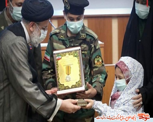 اعطای نشان فداکاری به خانواده شهید مدافع حرم 