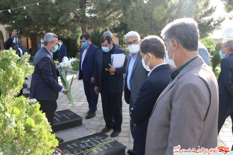 گزارش تصویری/ادای احترام معاون تعاون و امور اجتماعی بنیاد شهید و امور ایثارگران به مقام شامخ شهدای آذربایجان غربی