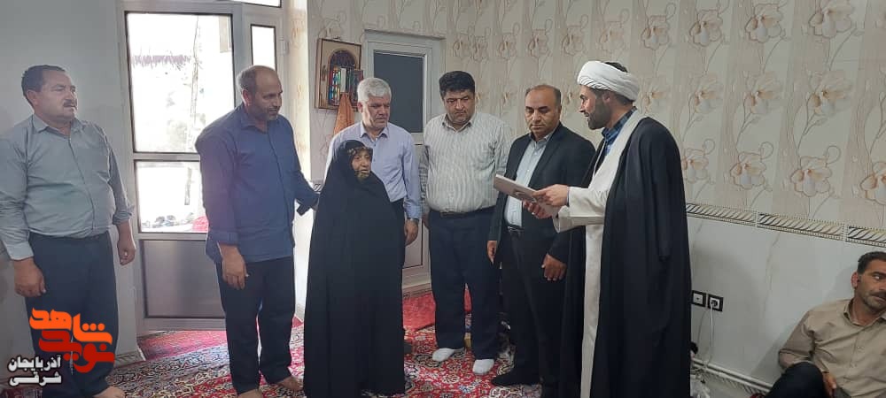 خانواده‌های معزز شهدا همه وجودشان را وقف انقلاب کرده‌اند