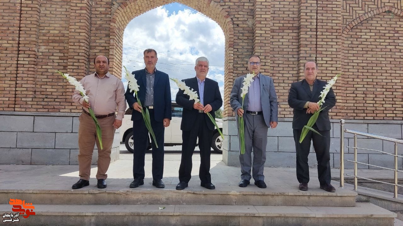 ادای احترام مدیرکل بنیاد شهید و امور ایثارگران آذربایجان شرقی به مقام شامخ شهدای اهر ادای احترام مدیرکل بنیاد شهید و امور ایثارگران آذربایجان شرقی به مقام شامخ شهدای اهر