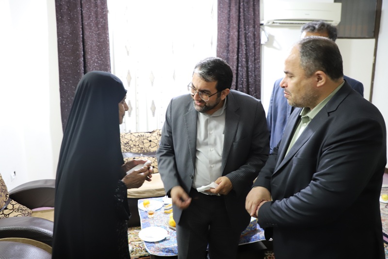 دیدار استاندار هرمزگان و مدیرکل بازرسی بنیاد با خانواده‌‌ شهید «پایان» در بندرعباس
