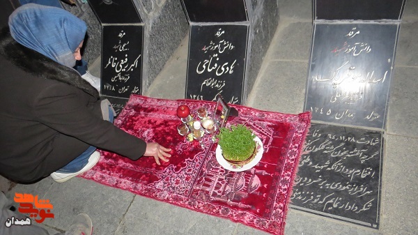 گزارش تصویری| لحظه تحویل سال در گلزار شهدا