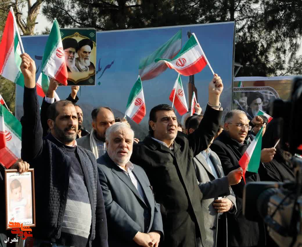 حضور خانواده های معظم شهدا و ایثارگران و مسئولین بنیاد شهید تهران بزرگ در مراسم گلباران جایگاه جلوس حضرت امام خمینی(ره) در بهشت زهرای تهران