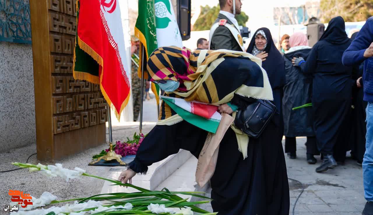 حضور خانواده های معظم شهدا و ایثارگران و مسئولین بنیاد شهید تهران بزرگ در مراسم گلباران جایگاه جلوس حضرت امام خمینی(ره) در بهشت زهرای تهران