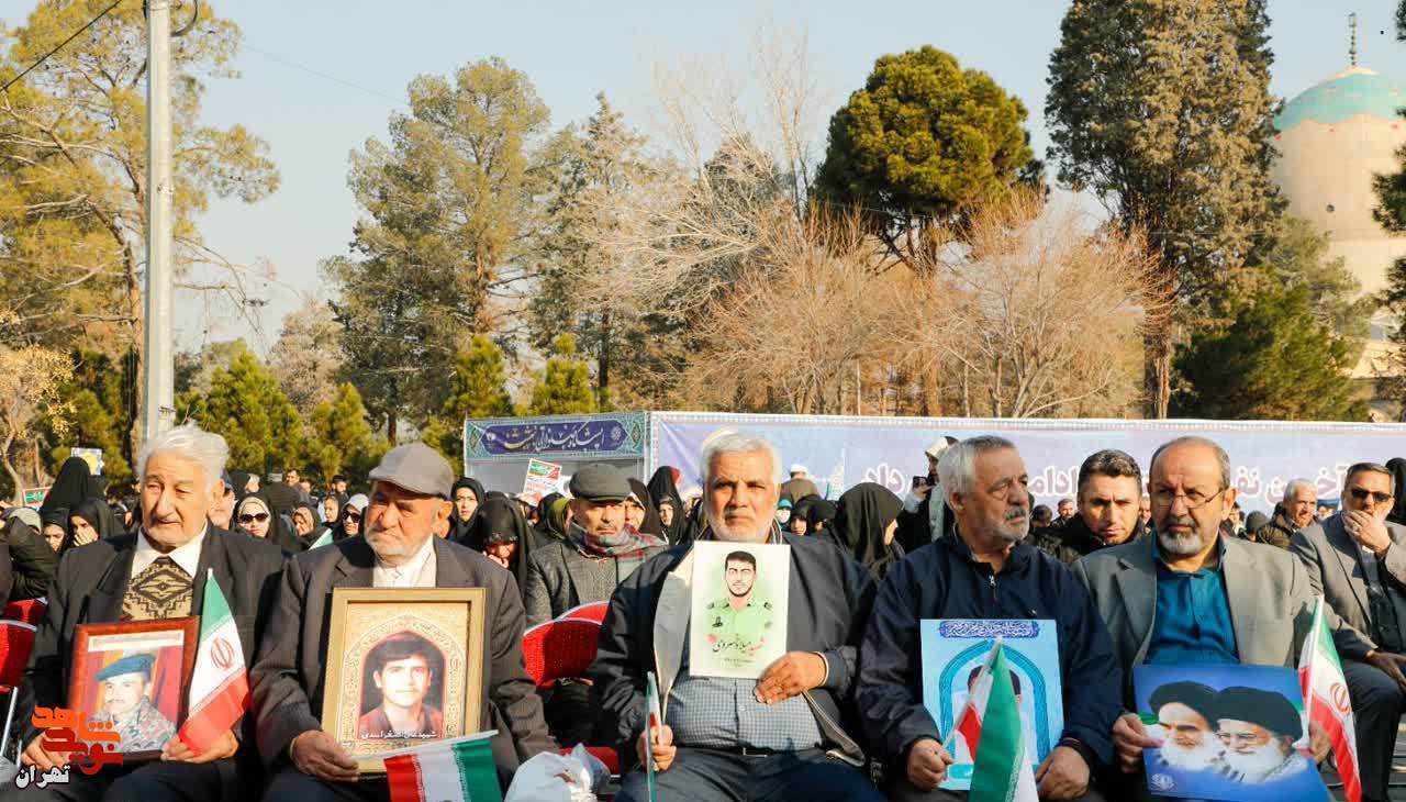 حضور خانواده های معظم شهدا و ایثارگران و مسئولین بنیاد شهید تهران بزرگ در مراسم گلباران جایگاه جلوس حضرت امام خمینی(ره) در بهشت زهرای تهران