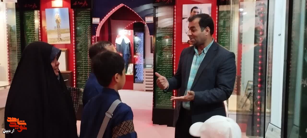 بازدید یک خانواده اندونزیایی از موزه شهدای اردبیل