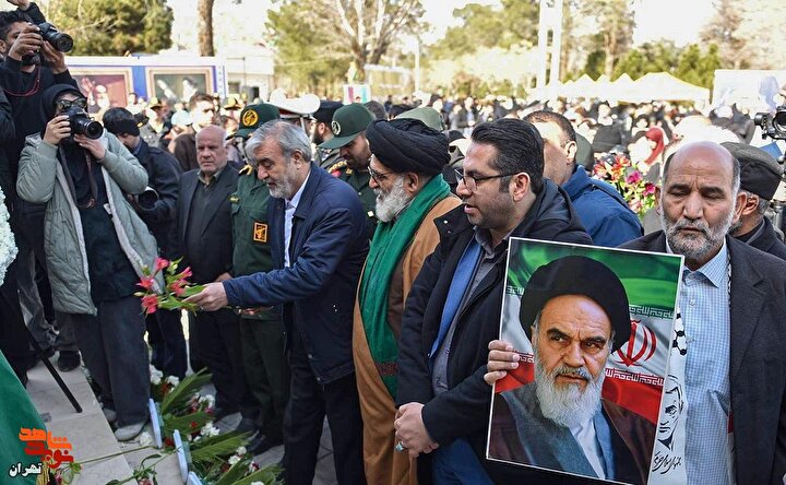 گزارش تصویری/ گلباران محل جلوس امام خمینی (ره) در بهشت زهرا (س)