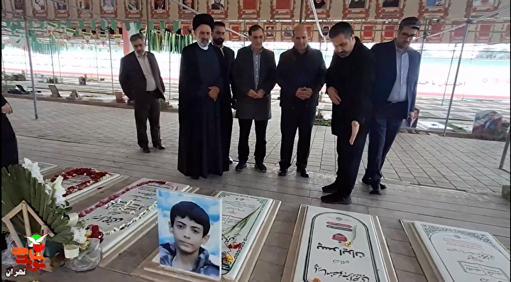 کلیپ/ ادای احترام به شهدای قطعات ۵۰ و ۴۲ بهشت زهرا(س)