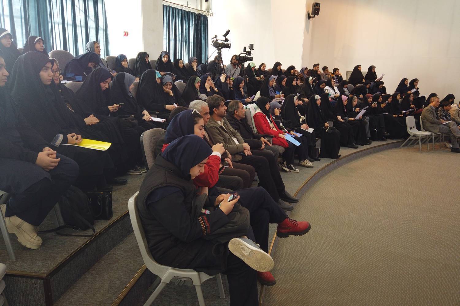 کارگاه ادبیات پایداری با عنوان «خط تازه» برگزار شد کارگاه ادبیات پایداری با عنوان «خط تازه» برگزار شد