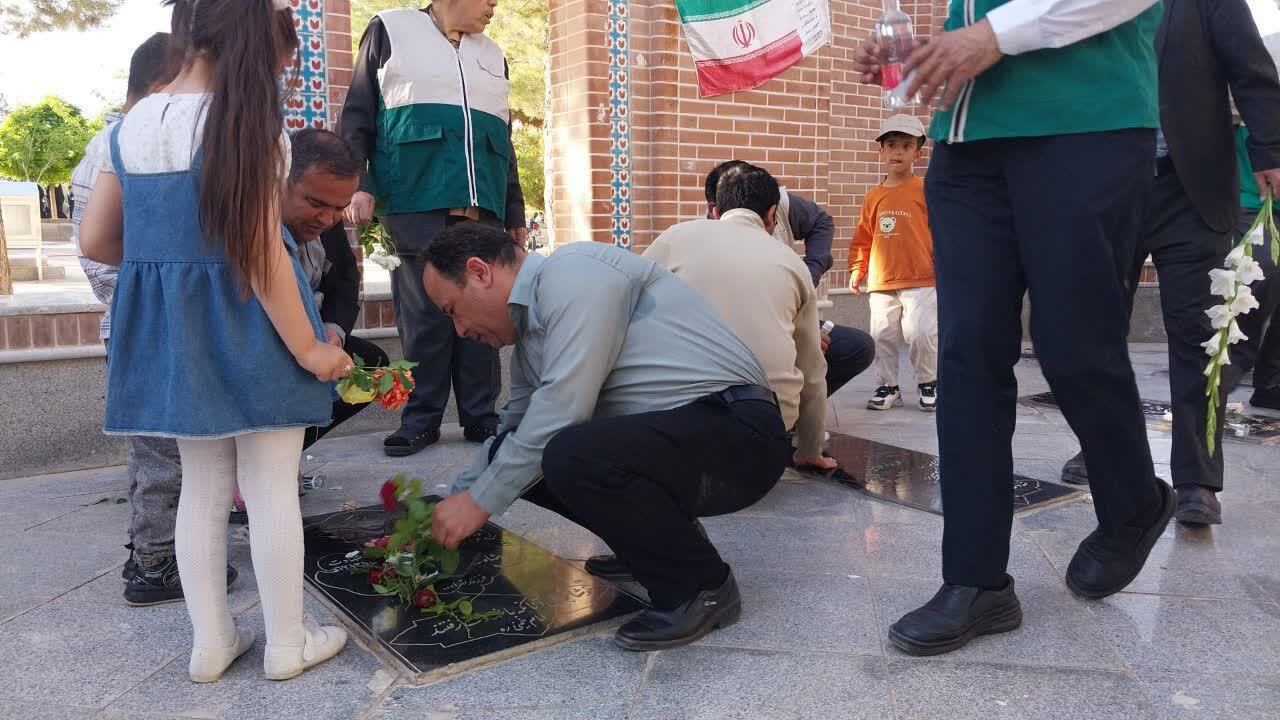 بمناسبت دهه کرامت گلزار مطهر شهدای شهر ستان گرمه غبارروبی و گلباران گردید