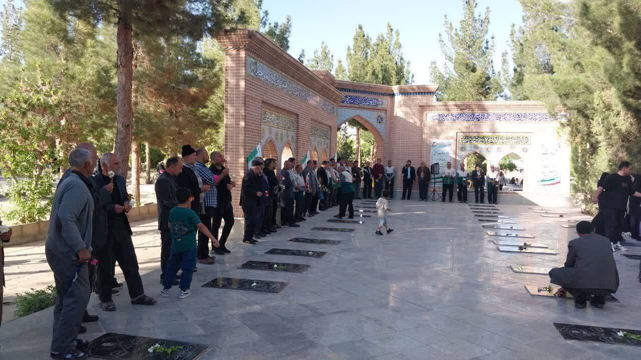 بمناسبت دهه کرامت گلزار مطهر شهدای شهر ستان گرمه غبارروبی و گلباران گردید