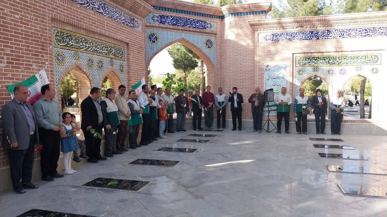 بمناسبت دهه کرامت گلزار مطهر شهدای شهر ستان گرمه غبارروبی و گلباران گردید