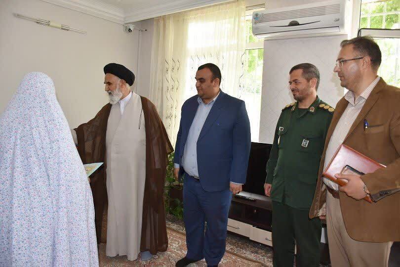 مسئولان شهرستان اسفراین با خانواده شهید «لعل قادری» دیدار کردند