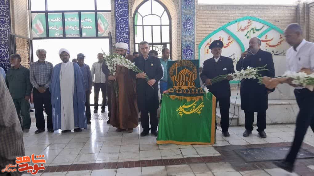 حضور خادمان حرم رضوی در گلزار شهدای میناب