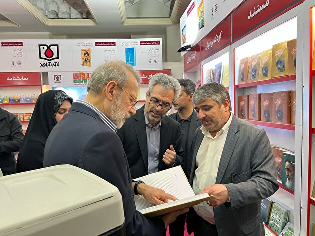 بازدید علی لاریجانی از غرفه نشر شاهد در نمایشگاه کتاب/ آثار مرجع  ایثار و  شهادت، حافظان حافظه تاریخی ملت ایران