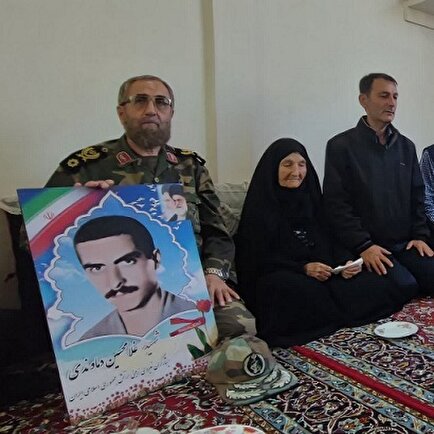 فیلم/ اطلاع‌رسانی کشف پیکر شهید «غلامحسین دماوندی» به مادرش