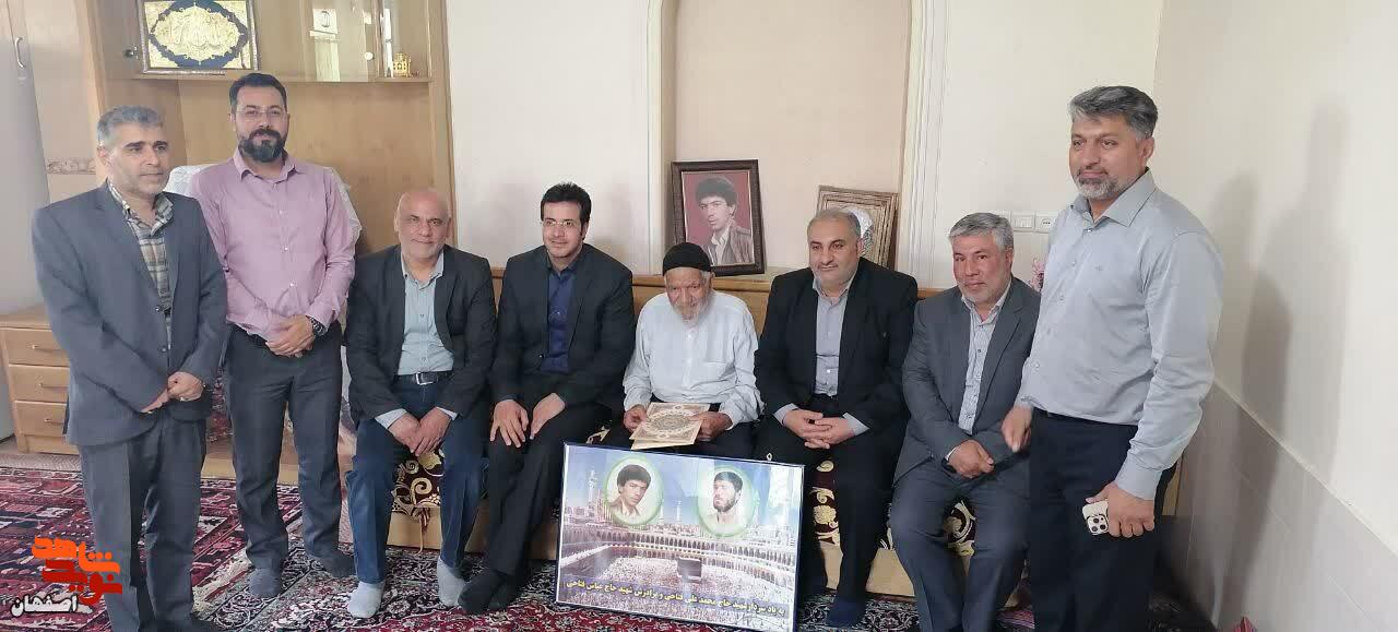 ادای احترام به شهدای برخوار و دیدار با خانواده‌ ایثارگران