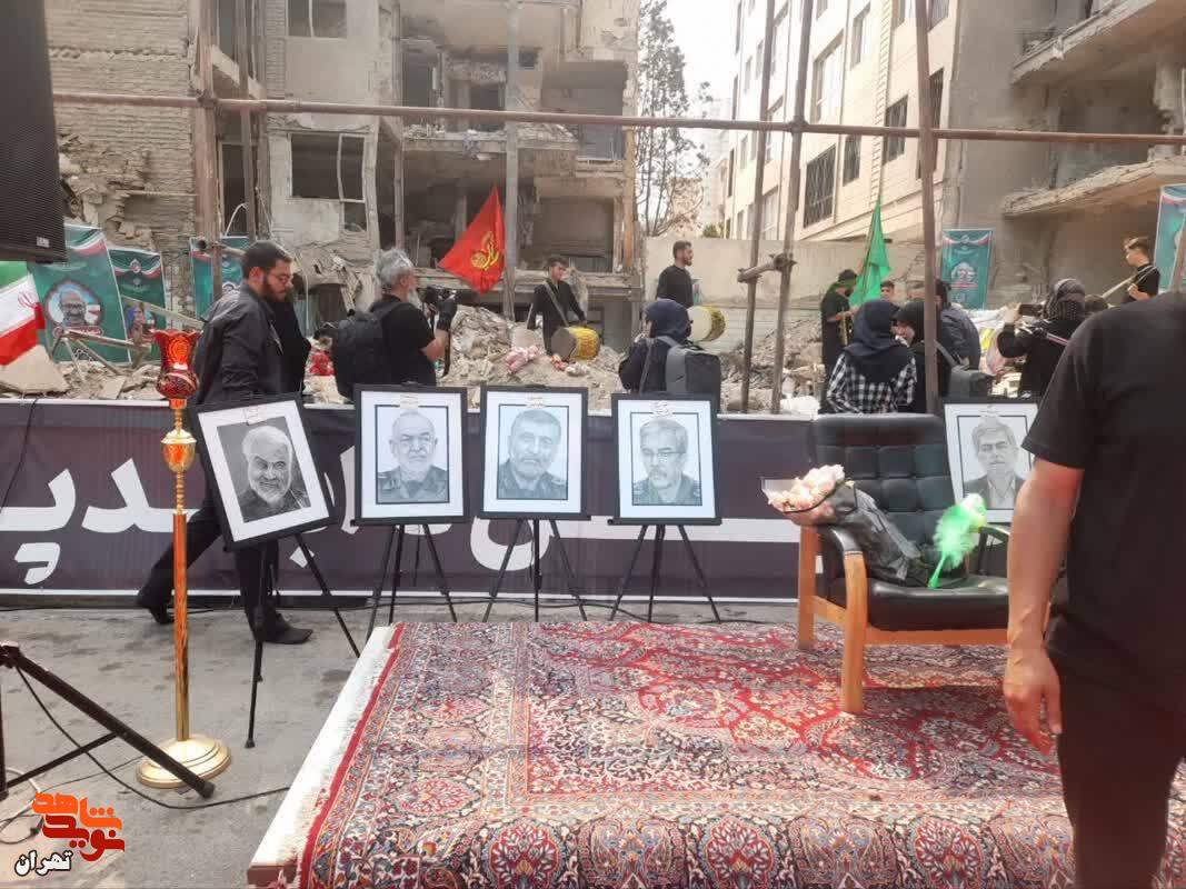 مراسم عزاداری و تجدید بیعت با شهدای حملات تروریستی رژیم منحوس صهیونیستی با مداحی حاج مهدی رسولی،خانواده های معظم شهدای جنگ ۱۲ روزه و همکاران محترم منطقه ۸ در میدان ۶نارمک