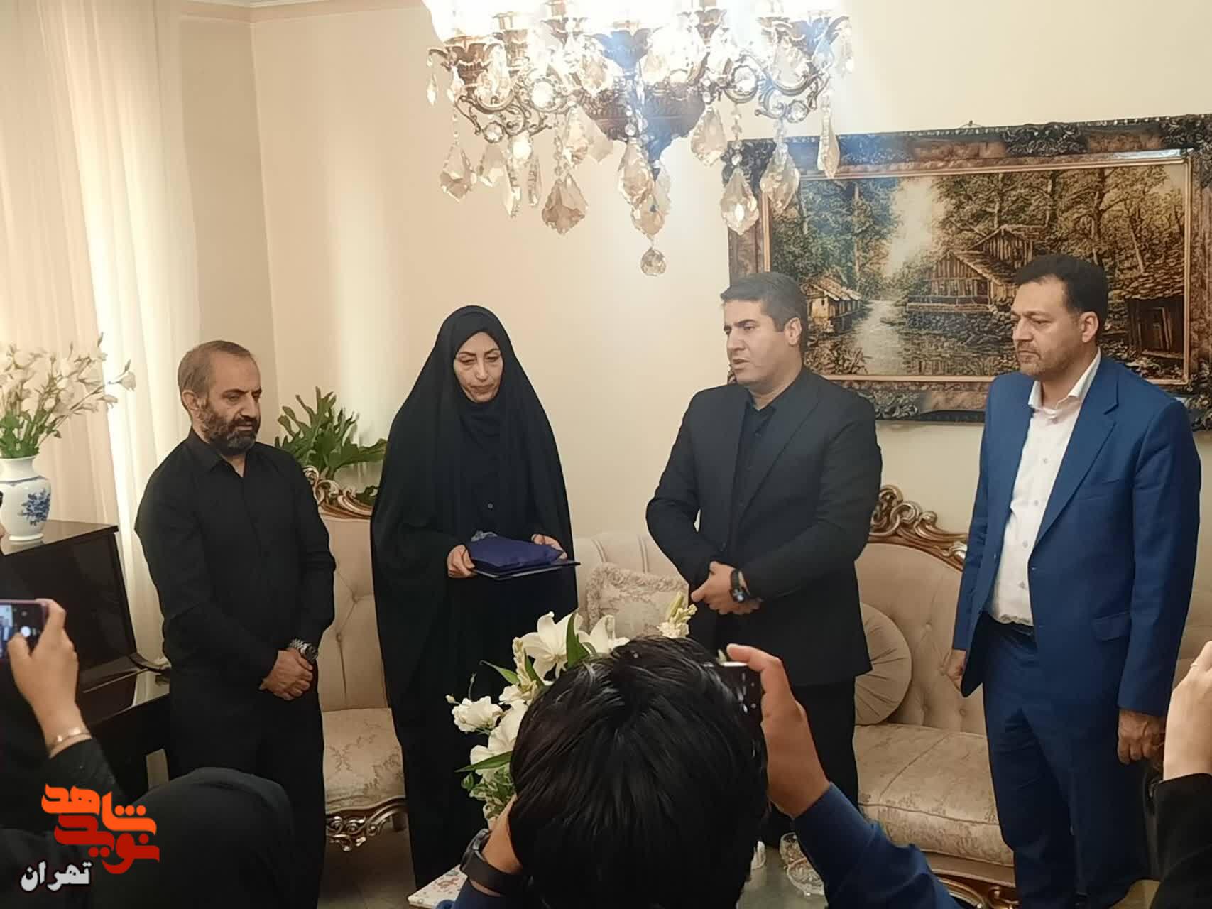 دیدار باشکوه مسئولان با خانواده شهید دانش‌آموز «متین صفائیان»