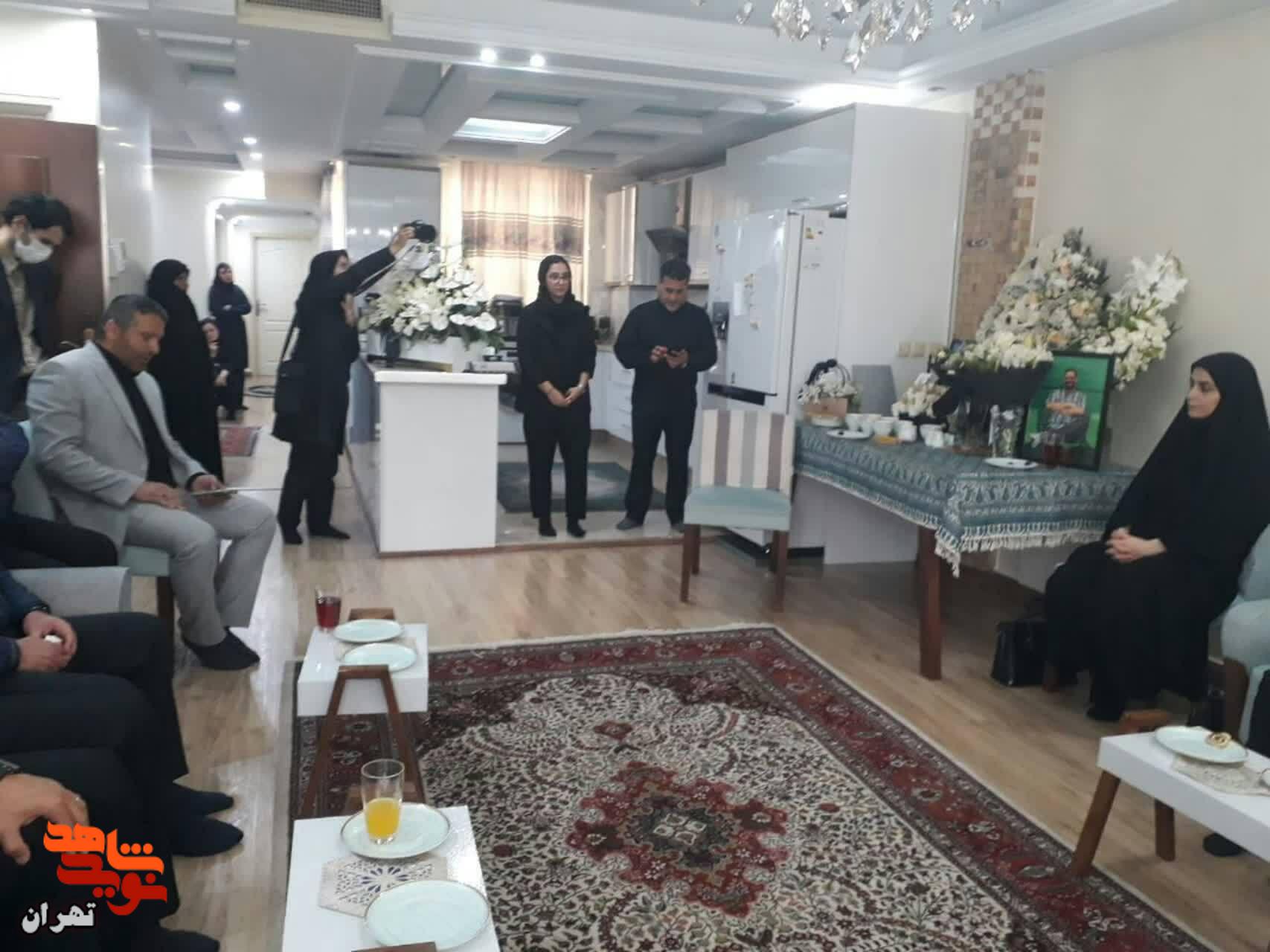 دیدار مدیرکل بنیادشهید و امور ایثارگران تهران بزرگ با خانواده شهید«نیما رجب پور»