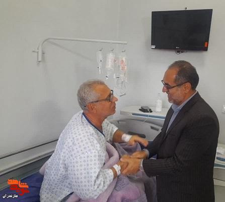 عیادت مدیرکل بنیاد شهید و امورایثارگران مازندران از پدر شهید «محمدپور» در بیمارستان شفا ساری