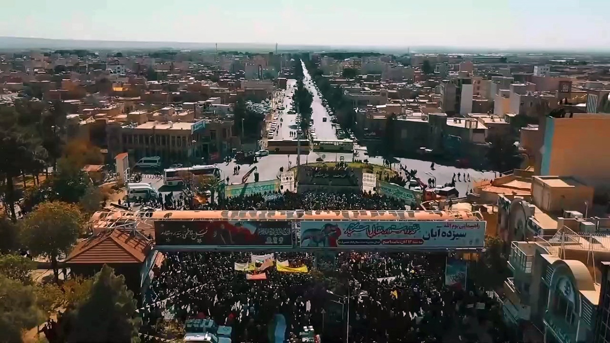 کلیپ/ تصاویر هوایی از راهپیمایی باشکوه سمنانیها در یومالله ۱۳ آبان کلیپ/ تصاویر هوایی از راهپیمایی باشکوه سمنانیها در یومالله ۱۳ آبان