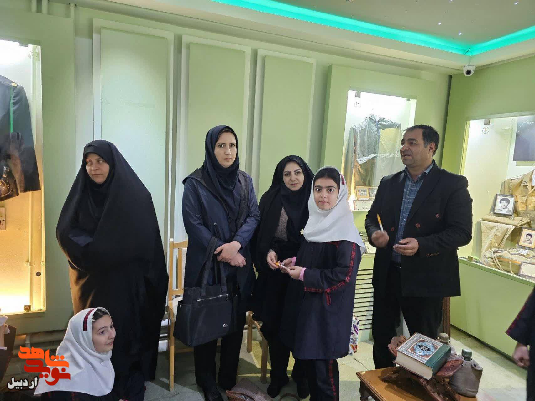بازدید دانشآموزان دبستان دخترانه شهید فاتحی از موزه شهدای اردبیل بازدید دانشآموزان دبستان دخترانه شهید فاتحی از موزه شهدای اردبیل