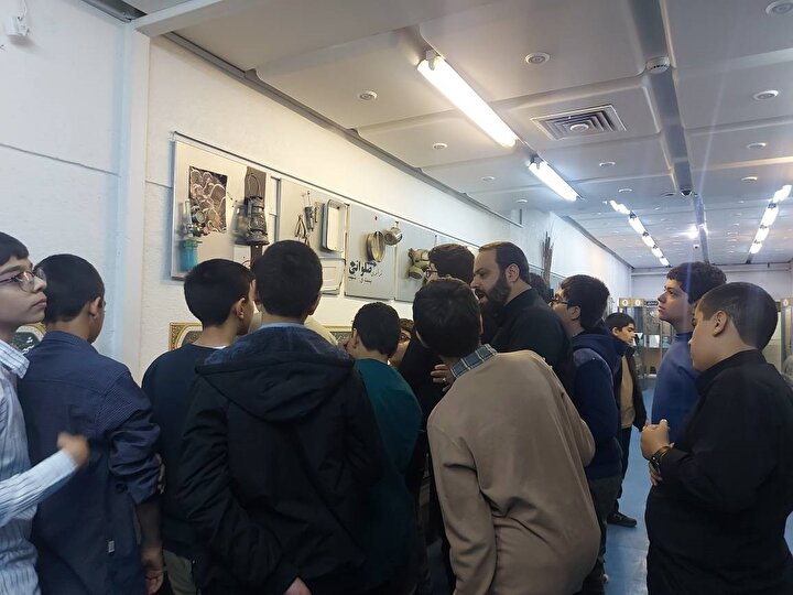 بازدید دانش‌آموزان «دبیرستان رستگاران» از موزه مرکزی شهدا