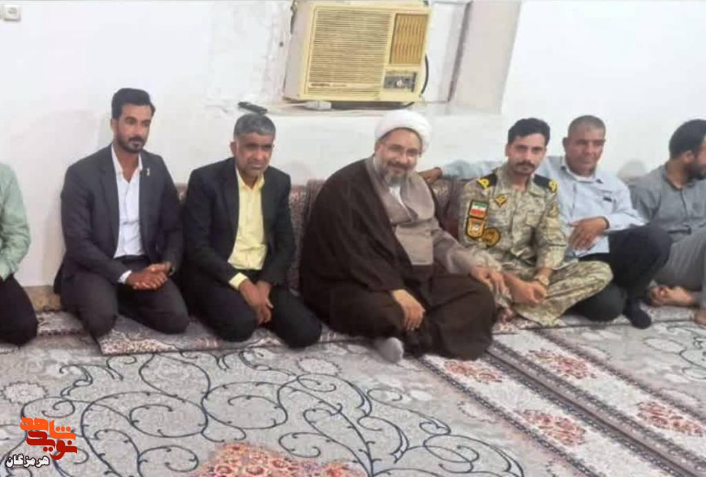 دیدار مسئولان حاجی‌آباد با ملوانان ناو دنا در روستاهای شمیل و جائین