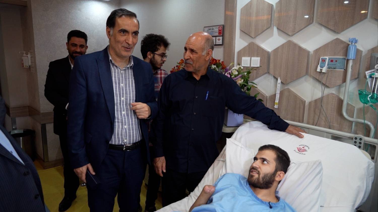عیادت رییس بنیاد شهید و امور ایثارگران از جانباز حسین محمدی