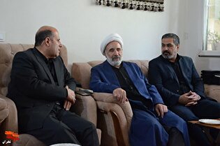 مدیرکل بنیاد شهید تهران بزرگ با خانواده شهیدان...