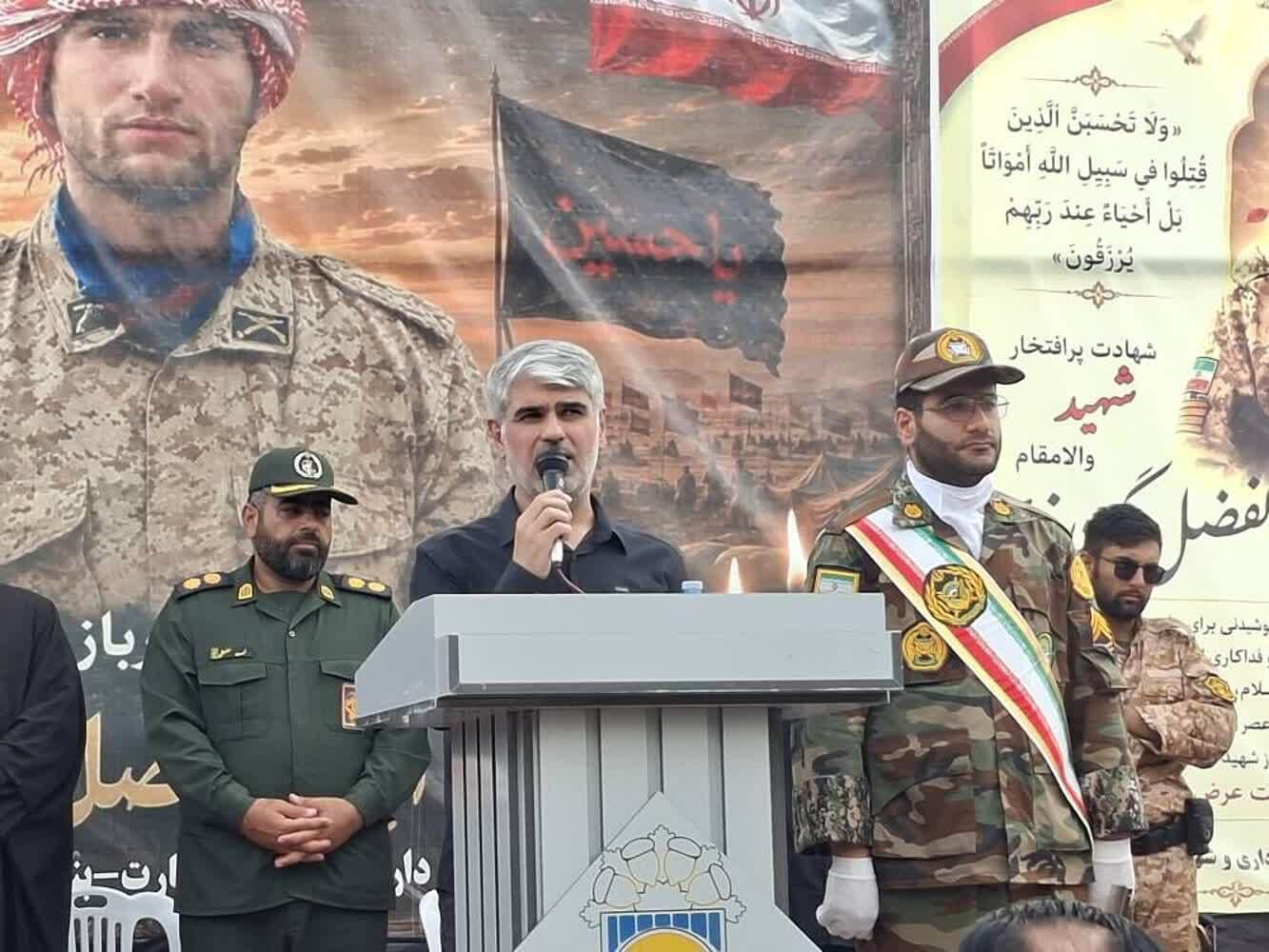 راه شهدا با ایستادگی در برابر استکبار و تبعیت از ولایت ادامه دارد