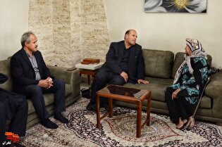 تجلیل مدیرکل بنیاد شهید تهران بزرگ از مادر شهید...