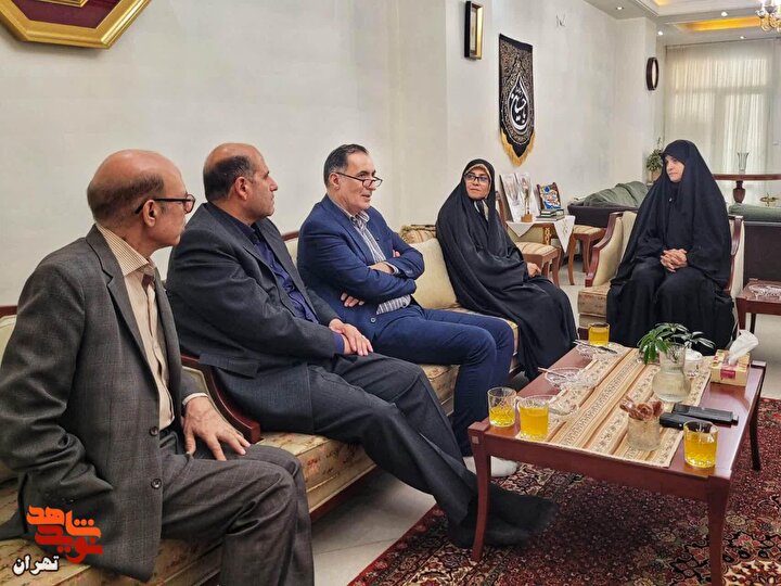 رئیس بنیاد شهید و امور ایثارگران با فرزند دانشمند شهید ذوالفقاری داریانی...