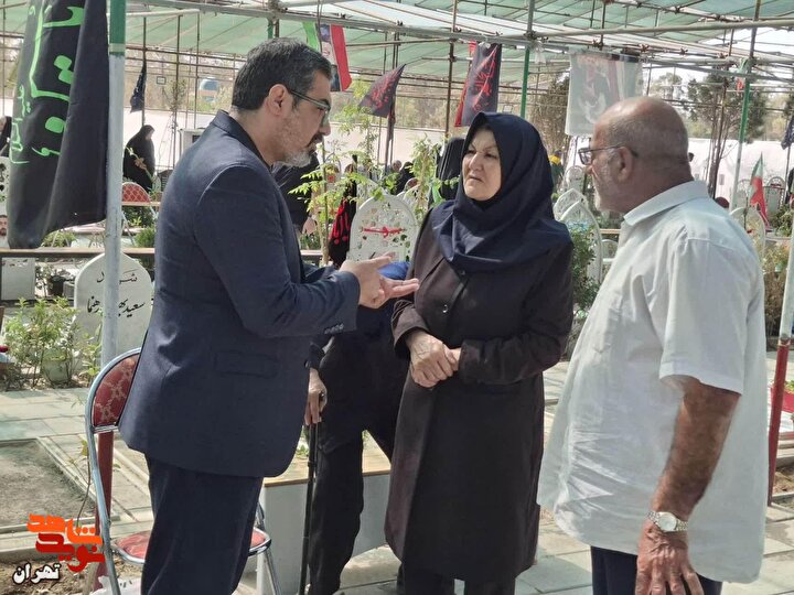 دیدار معاون فرهنگی بنیاد شهید با خانواده‌های شهدا در قطعه ۴۲