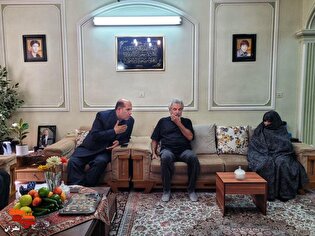 مدیرکل بنیاد شهید تهران بزرگ با مادر شهیدان شریفی‌مقدم...