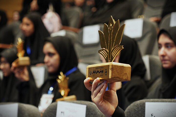 ۹۸ دانش‌آموز برگزیده سومین پویش ملی ایثار «من می‌نویسم» معرفی شدند