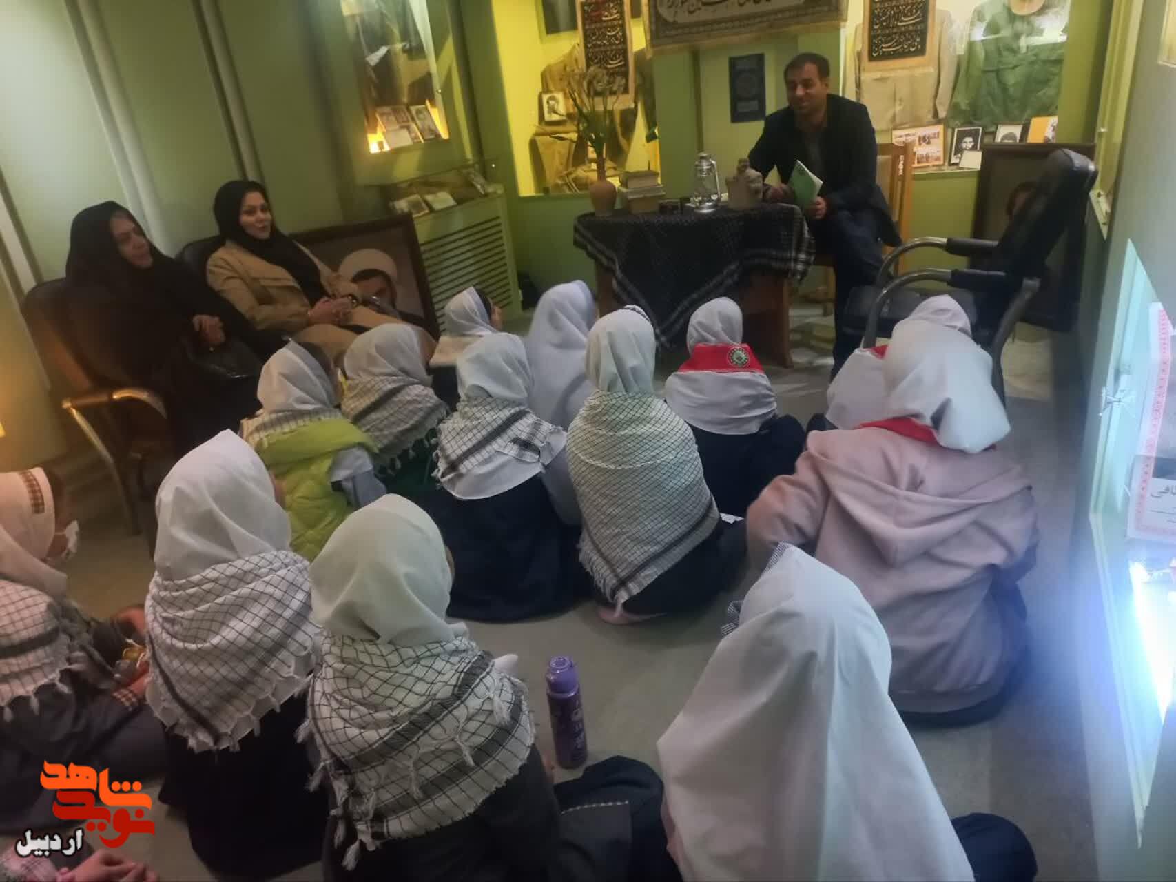 بازدید دانش‌آموزان دبستان دخترانه شهید پاسبانی از موزه شهدای اردبیل