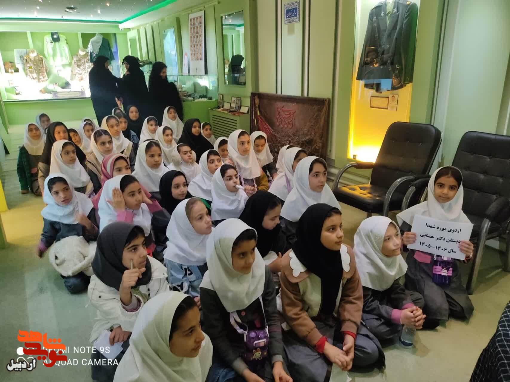 بازدید دانش‌آموزان دبستان دخترانه دکتر حسابی از موزه شهدای اردبیل+ عکس